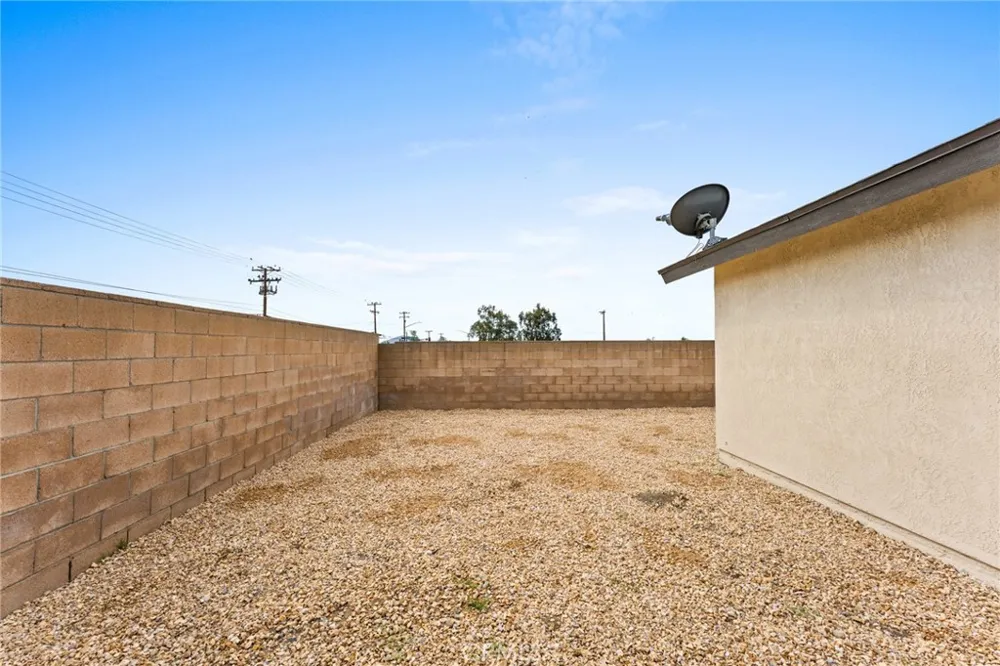 15797 Paine Fontana, CA 92336