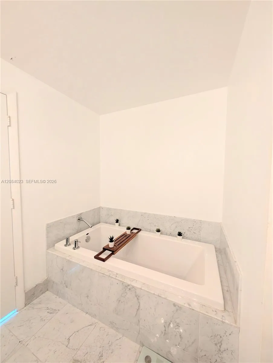 253 NE 2nd ST #3008 Miami, FL 33132
