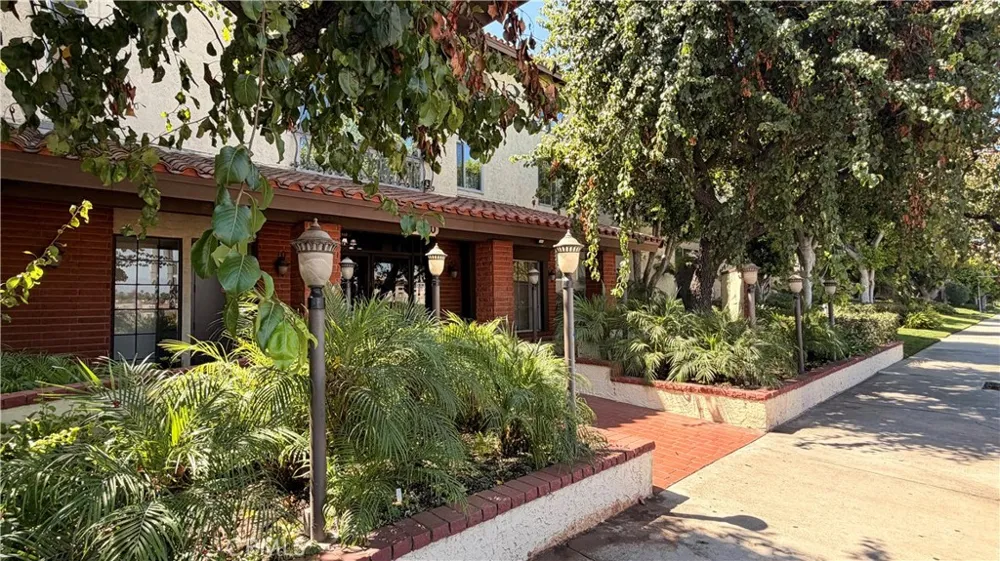 12720 Burbank #305 Valley Village, CA 91607