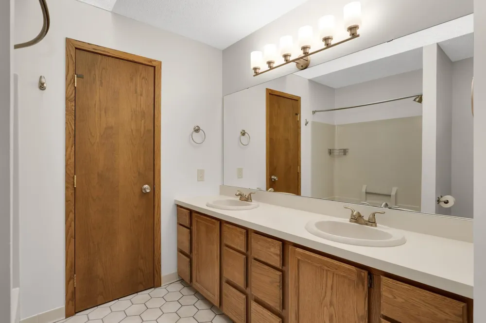 2064 Pin Oak Drive Eagan, MN 55122