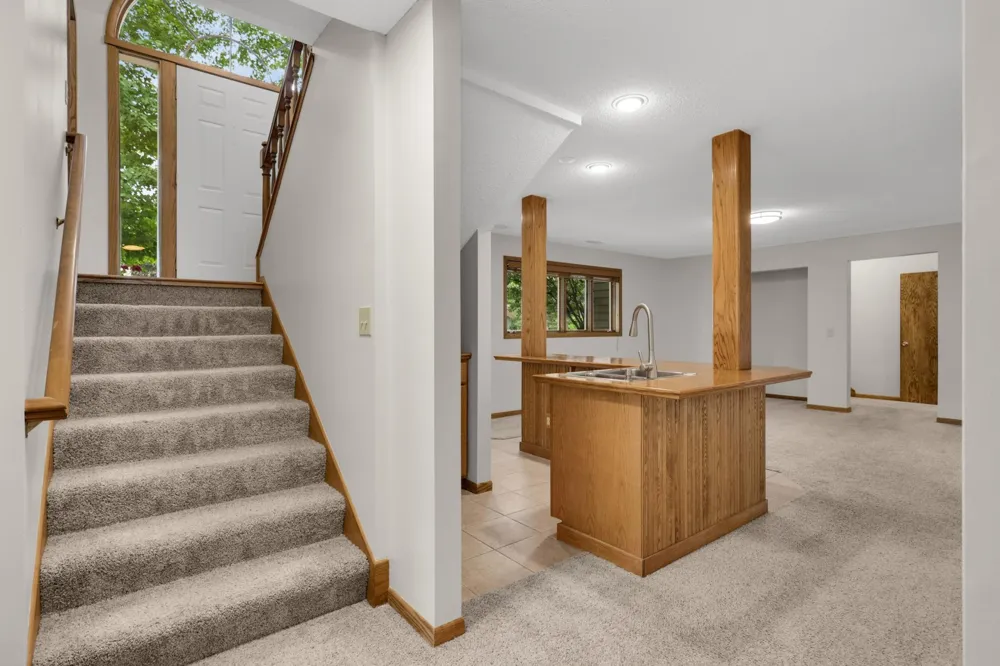 2064 Pin Oak Drive Eagan, MN 55122