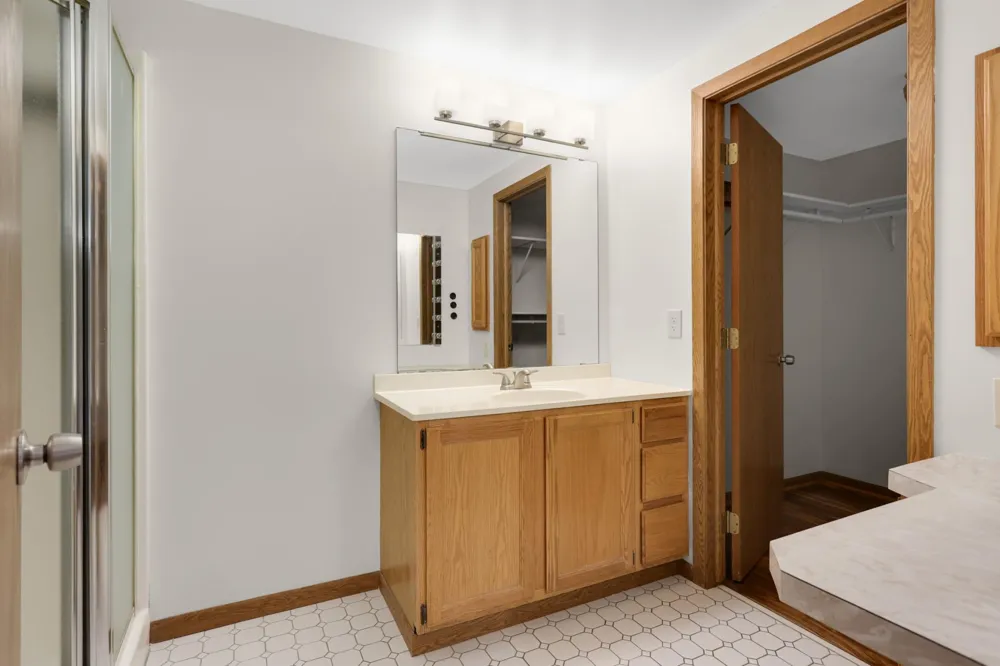 2064 Pin Oak Drive Eagan, MN 55122