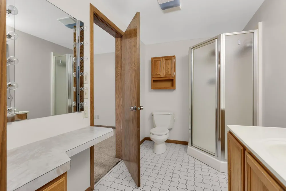 2064 Pin Oak Drive Eagan, MN 55122