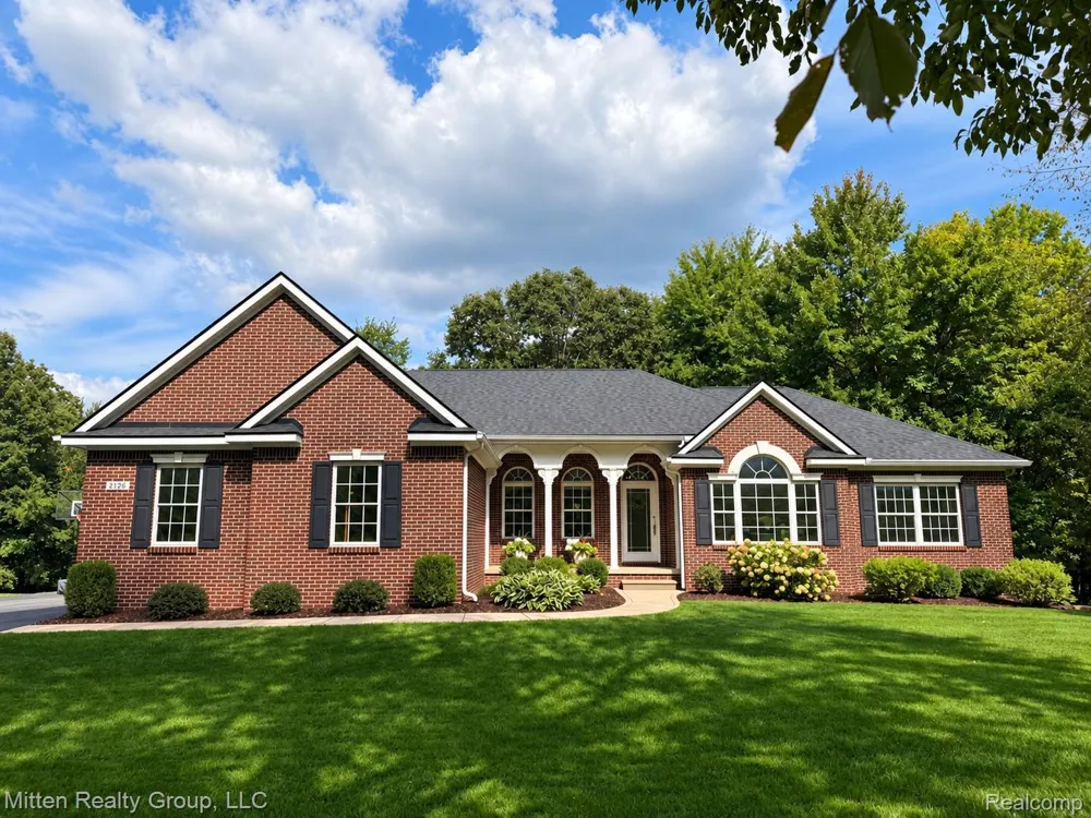 2126 Moorlands View Oceola Township, MI 48855