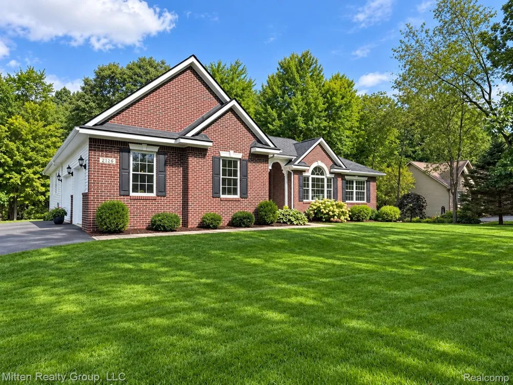 2126 Moorlands View Oceola Township, MI 48855