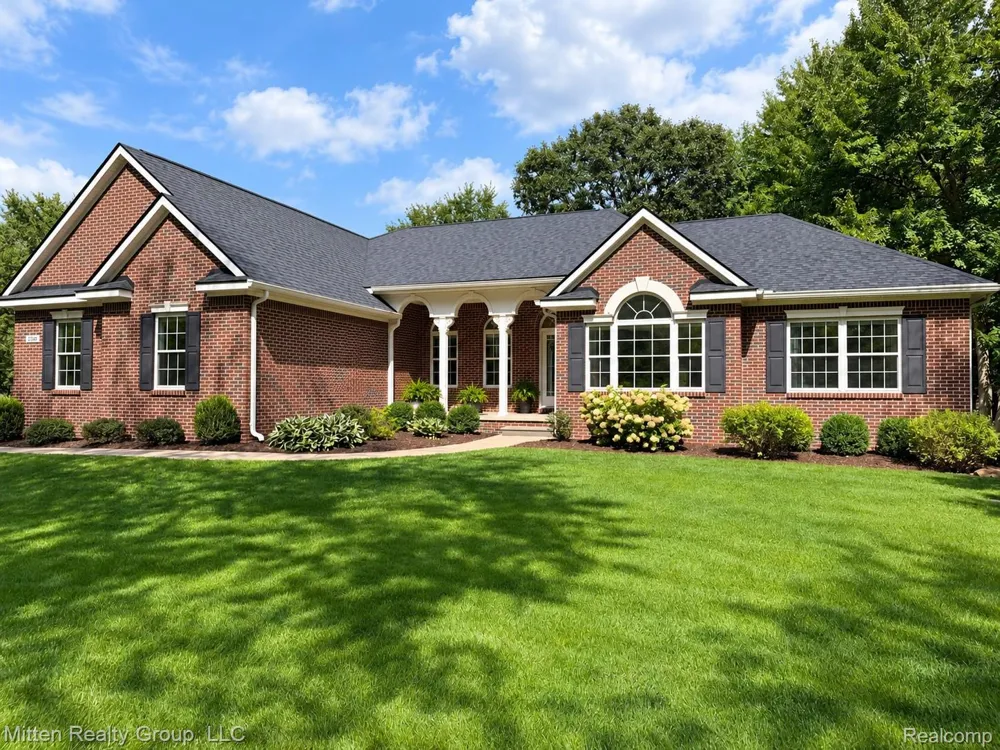 2126 Moorlands View Oceola Township, MI 48855