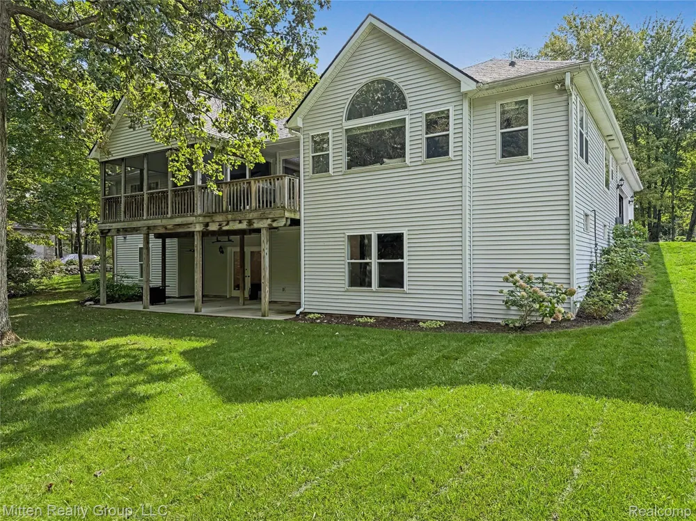 2126 Moorlands View Oceola Township, MI 48855