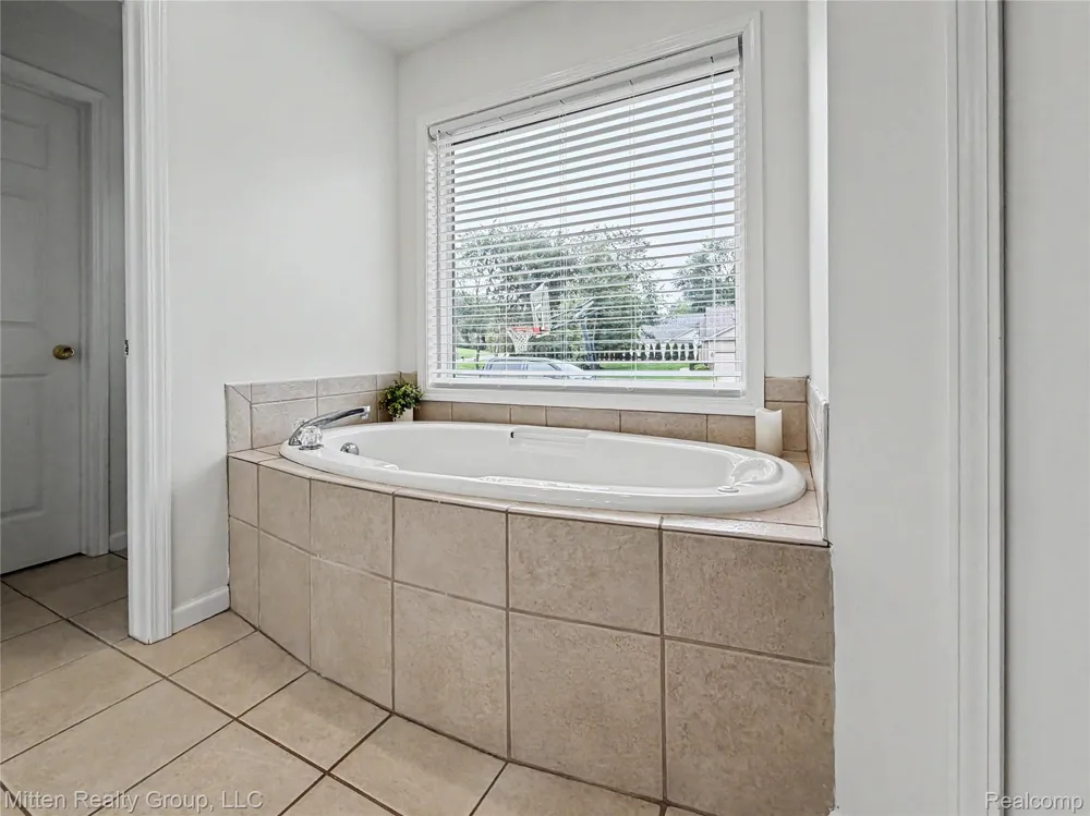 2126 Moorlands View Oceola Township, MI 48855