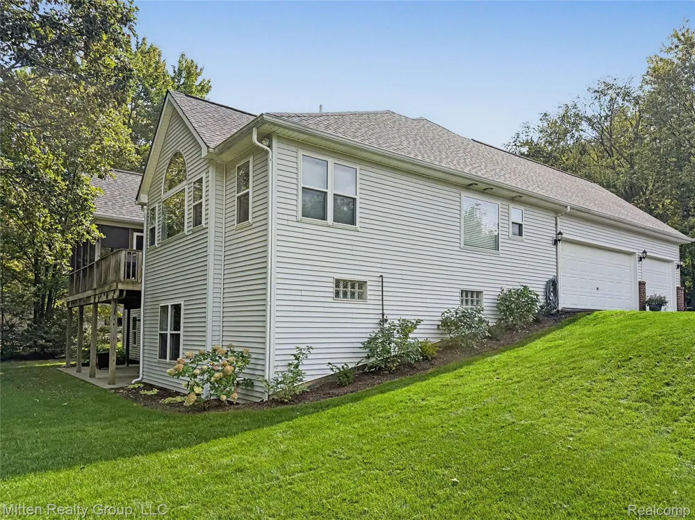 2126 Moorlands View Oceola Township, MI 48855