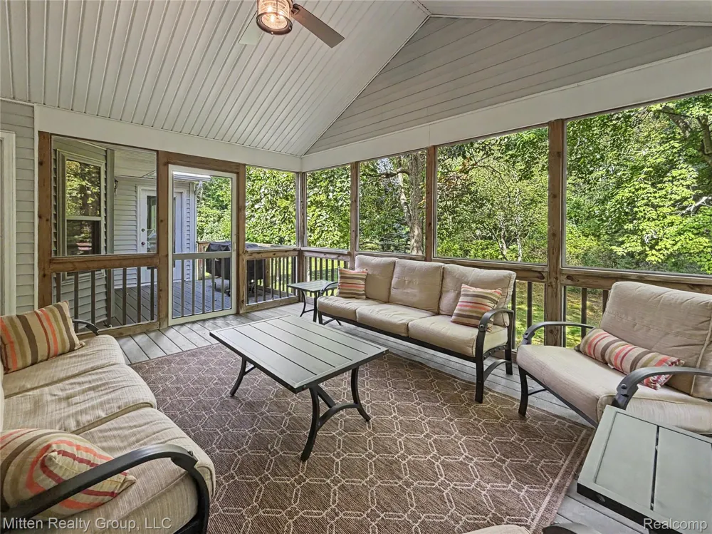 2126 Moorlands View Oceola Township, MI 48855