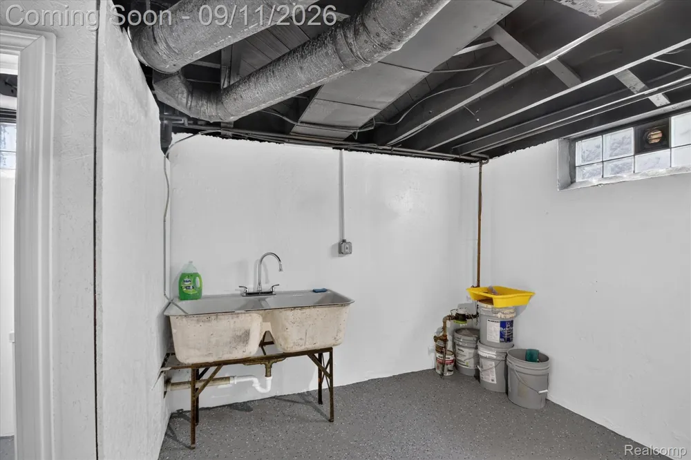 10005 Park Avenue Allen Park City, MI 48101