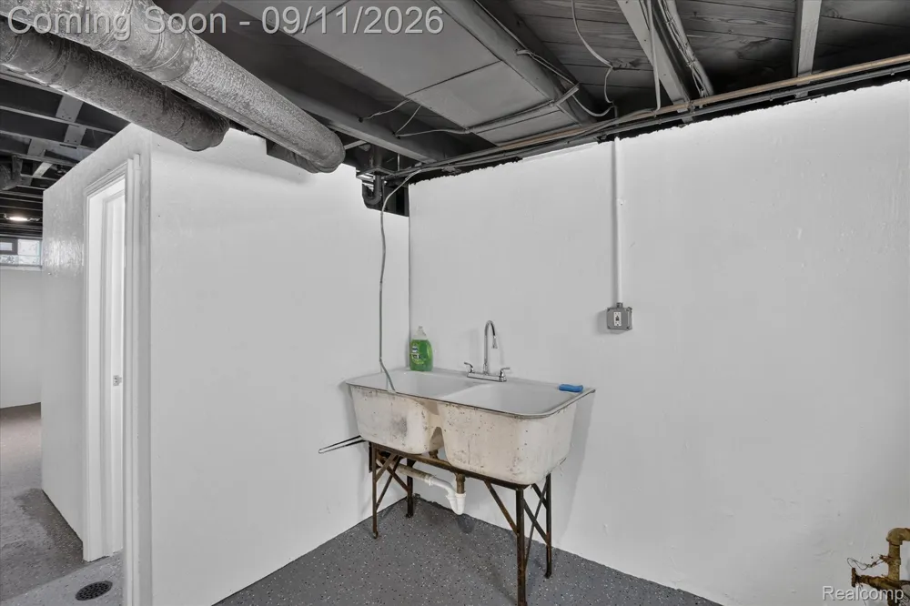 10005 Park Avenue Allen Park City, MI 48101
