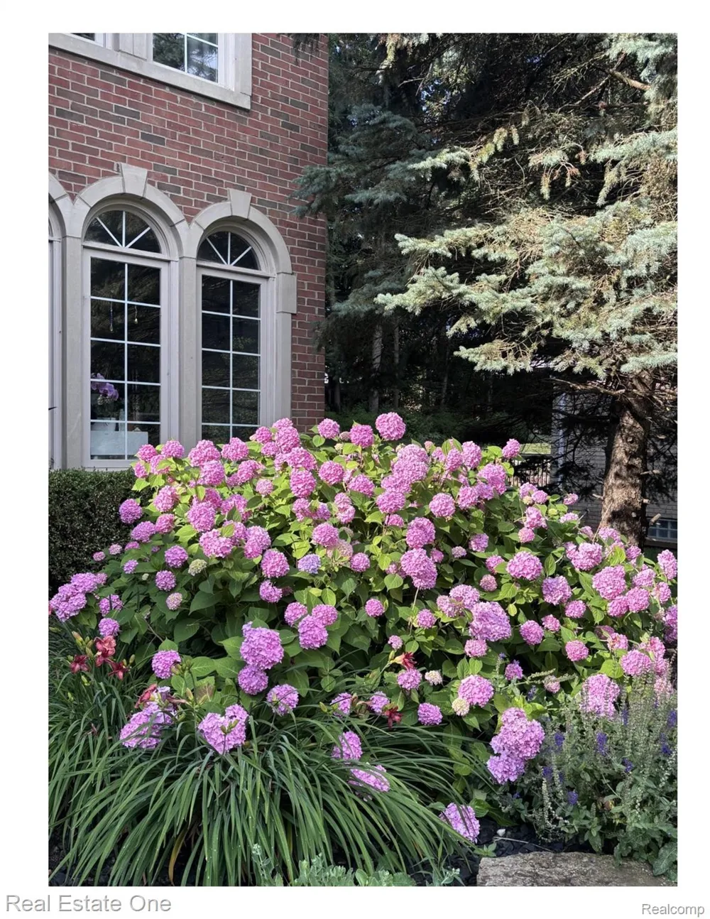 582 Bloomer Ridge Drive Rochester City, MI 48307