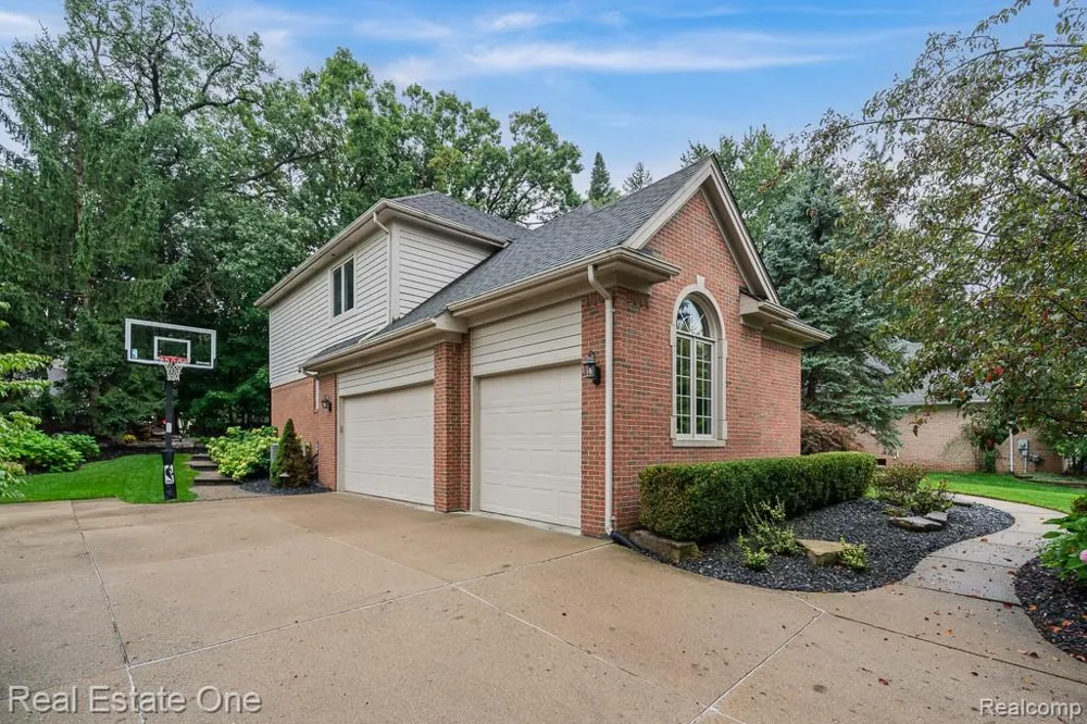 582 Bloomer Ridge Drive Rochester City, MI 48307