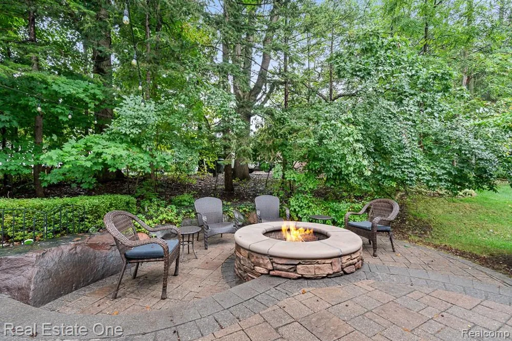 582 Bloomer Ridge Drive Rochester City, MI 48307