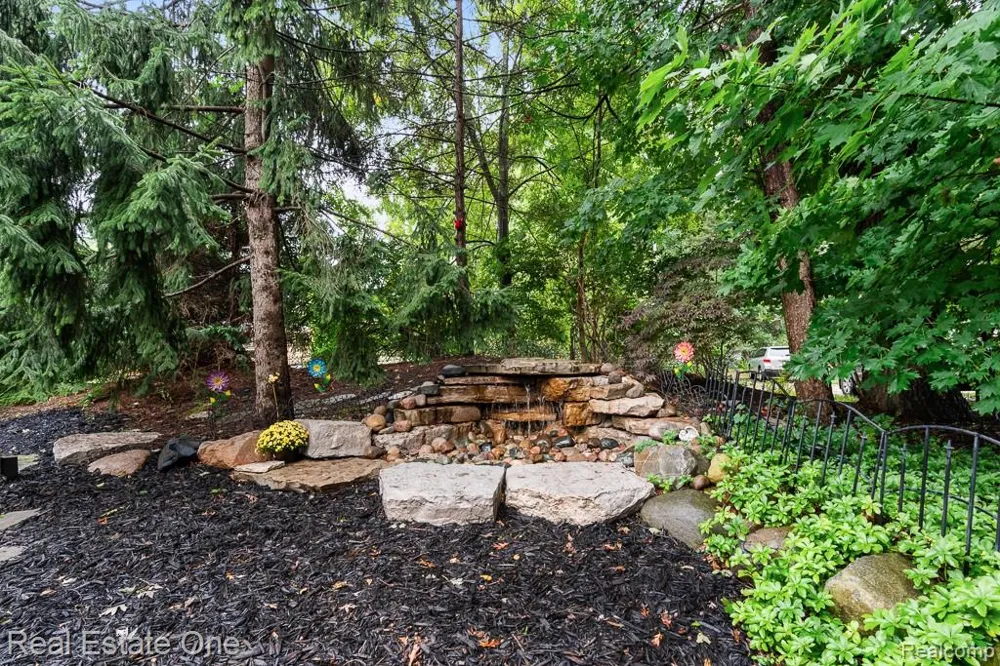 582 Bloomer Ridge Drive Rochester City, MI 48307