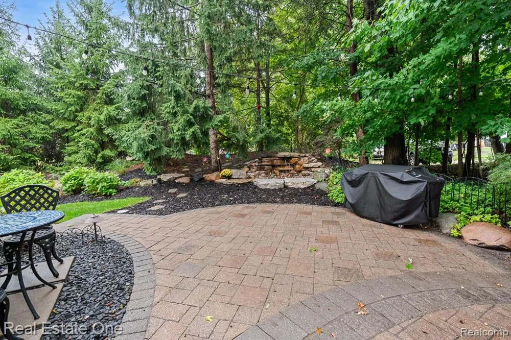 582 Bloomer Ridge Drive Rochester City, MI 48307
