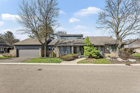 5950 Pinetree Drive
