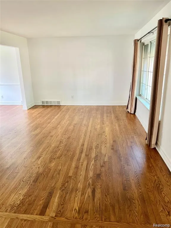 29687 Boewe Drive Warren City, MI 48092