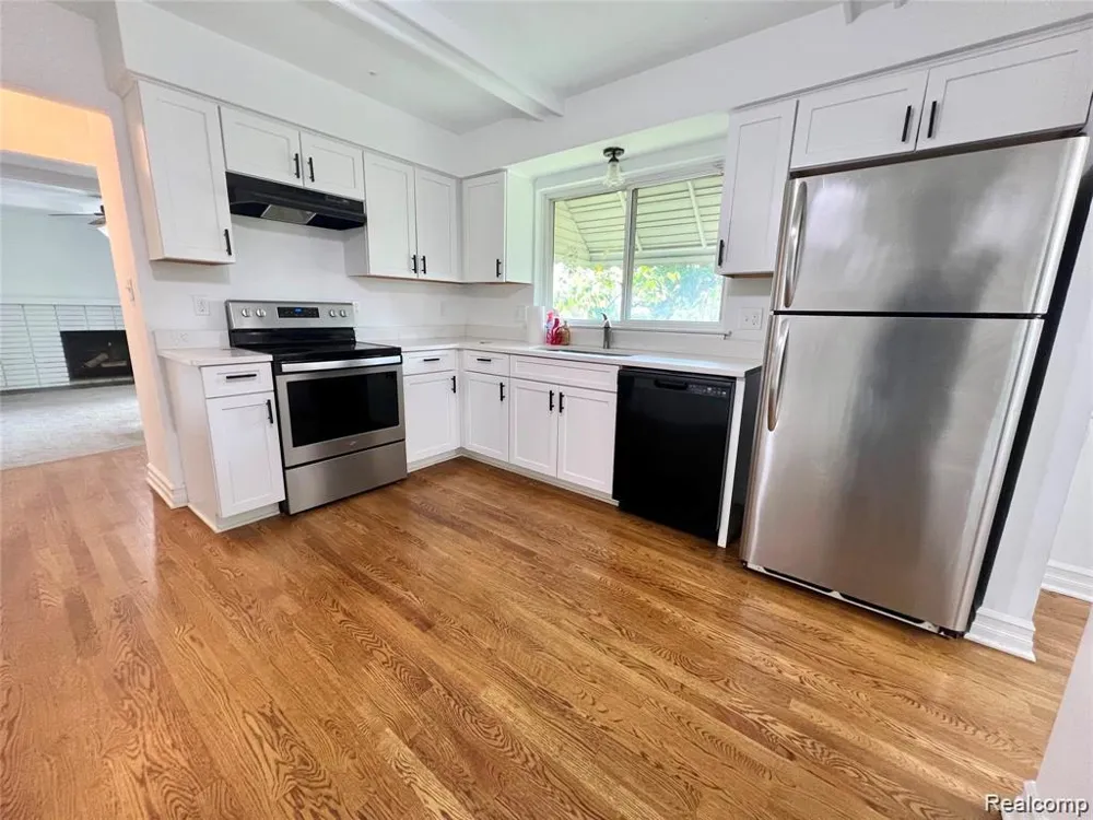 29687 Boewe Drive Warren City, MI 48092