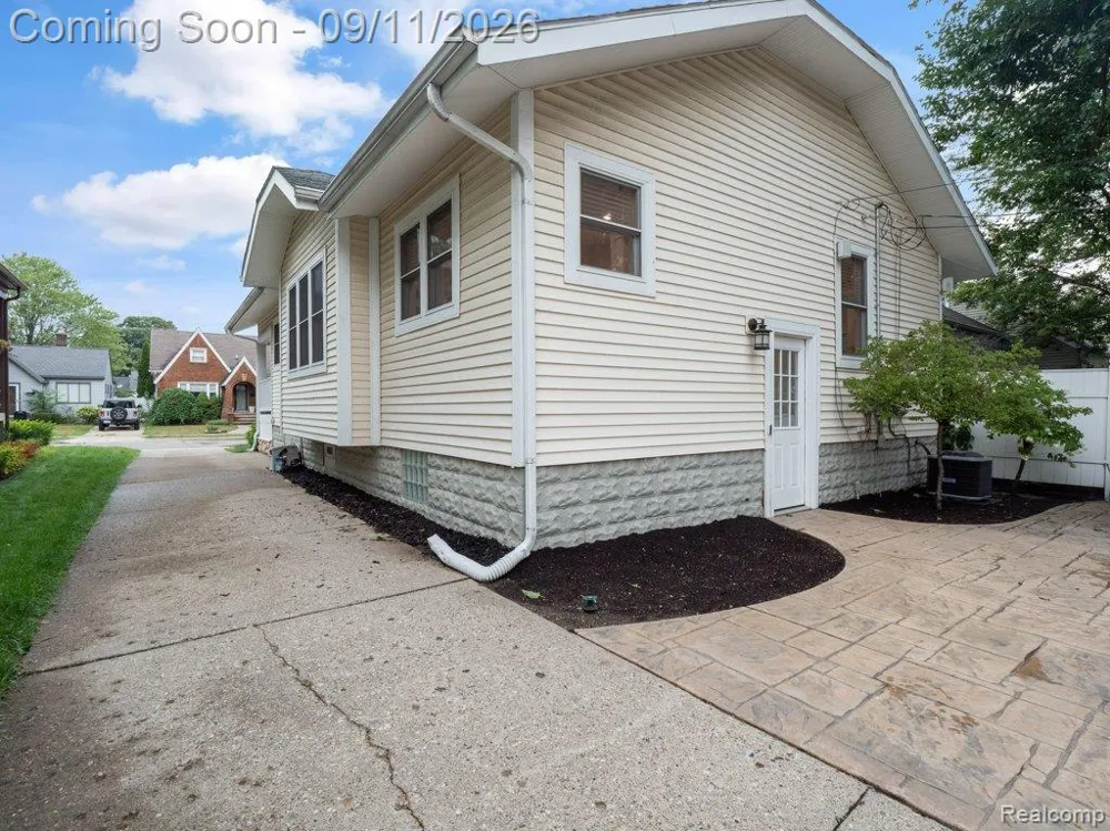 332 E Maplehurst Street Ferndale City, MI 48220