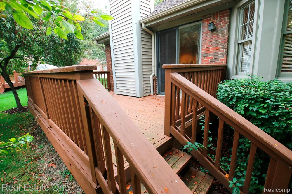 1227 Valley Circle Rochester Hills City, MI 48309