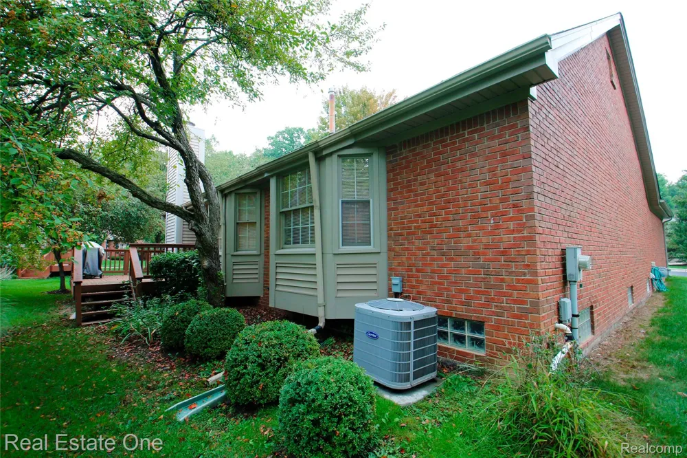1227 Valley Circle Rochester Hills City, MI 48309