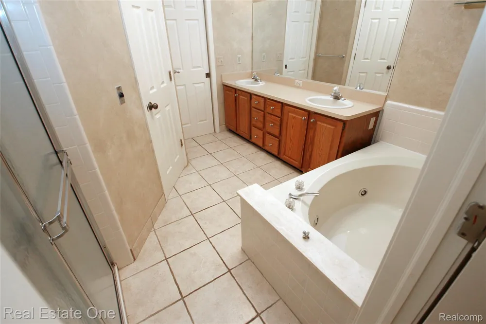 1227 Valley Circle Rochester Hills City, MI 48309