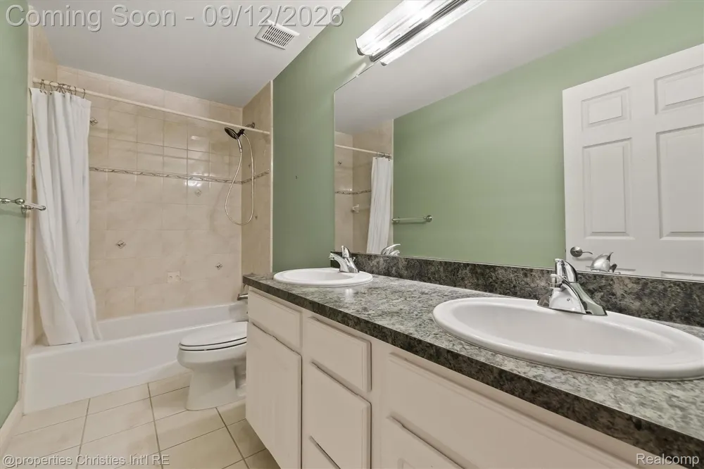 1132 Wood Trail Oxford Charter Township, MI 48371