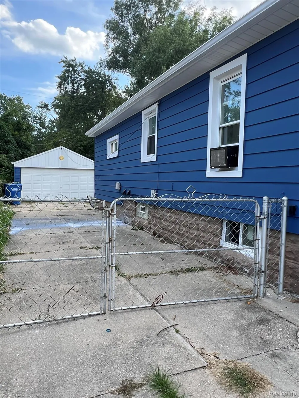 7252 Packard Avenue Warren City, MI 48091