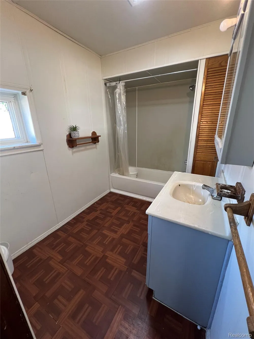 7252 Packard Avenue Warren City, MI 48091