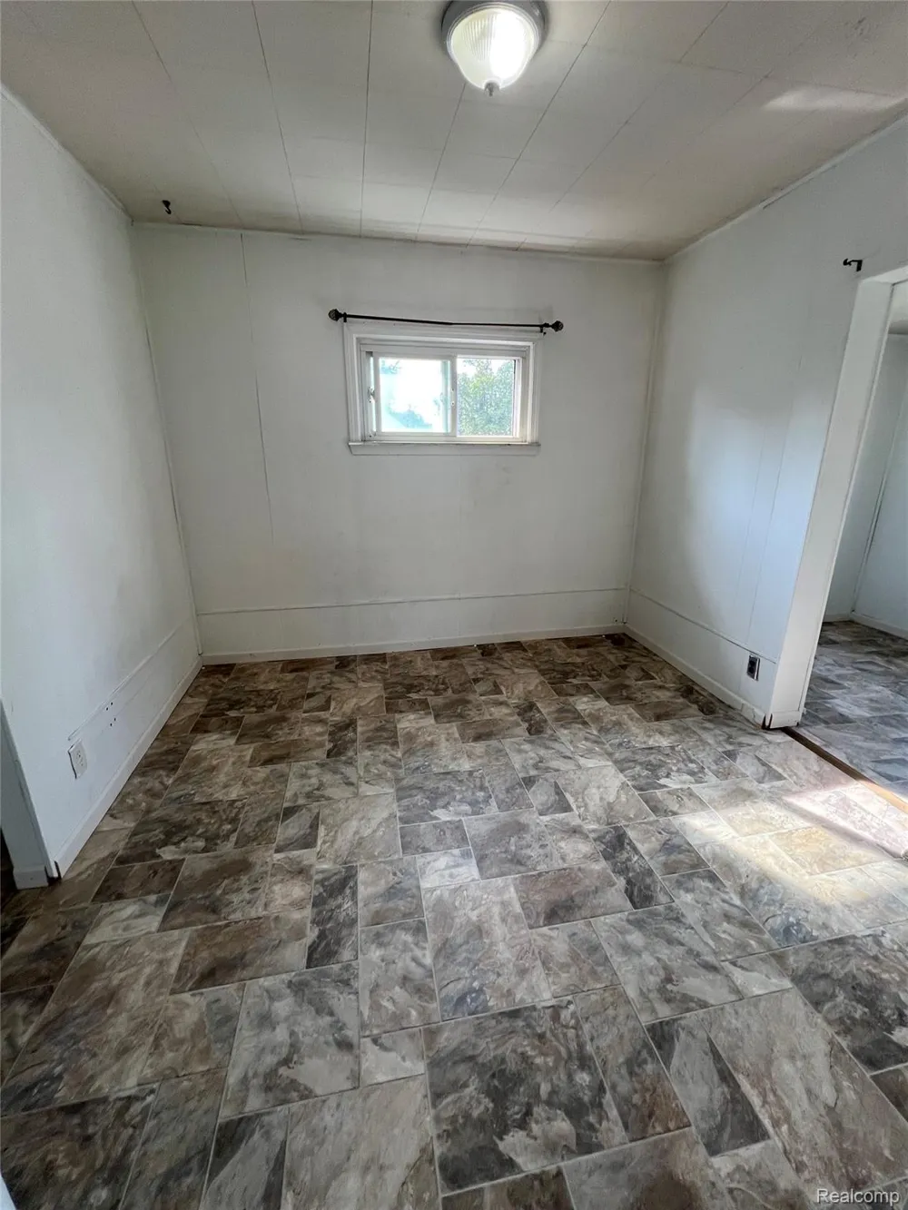 7252 Packard Avenue Warren City, MI 48091