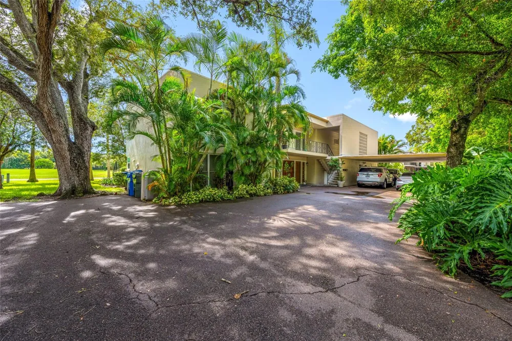 16 COUNTRY CLUB DRIVE #16 Largo, FL 33771