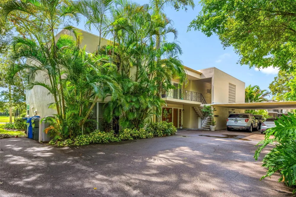 16 COUNTRY CLUB DRIVE #16 Largo, FL 33771