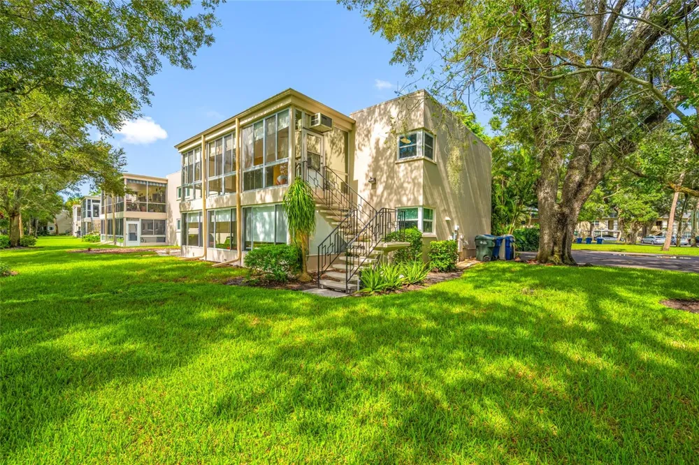 16 COUNTRY CLUB DRIVE #16 Largo, FL 33771