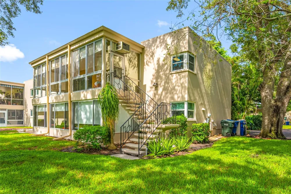 16 COUNTRY CLUB DRIVE #16 Largo, FL 33771