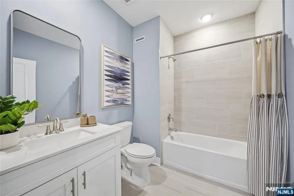 18 Arlington Place Oakland, NJ 07036