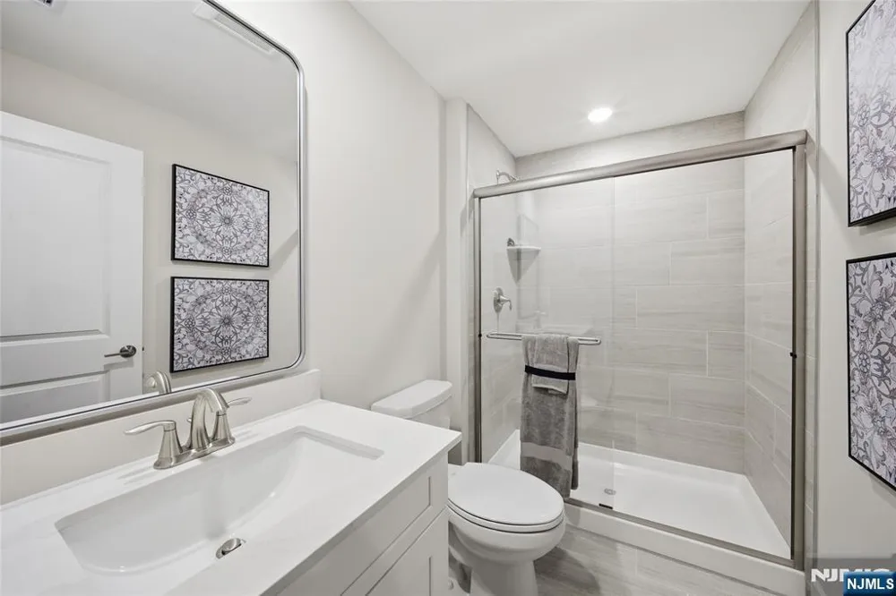 18 Arlington Place Oakland, NJ 07036