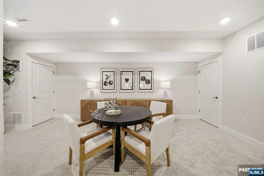 18 Arlington Place Oakland, NJ 07036