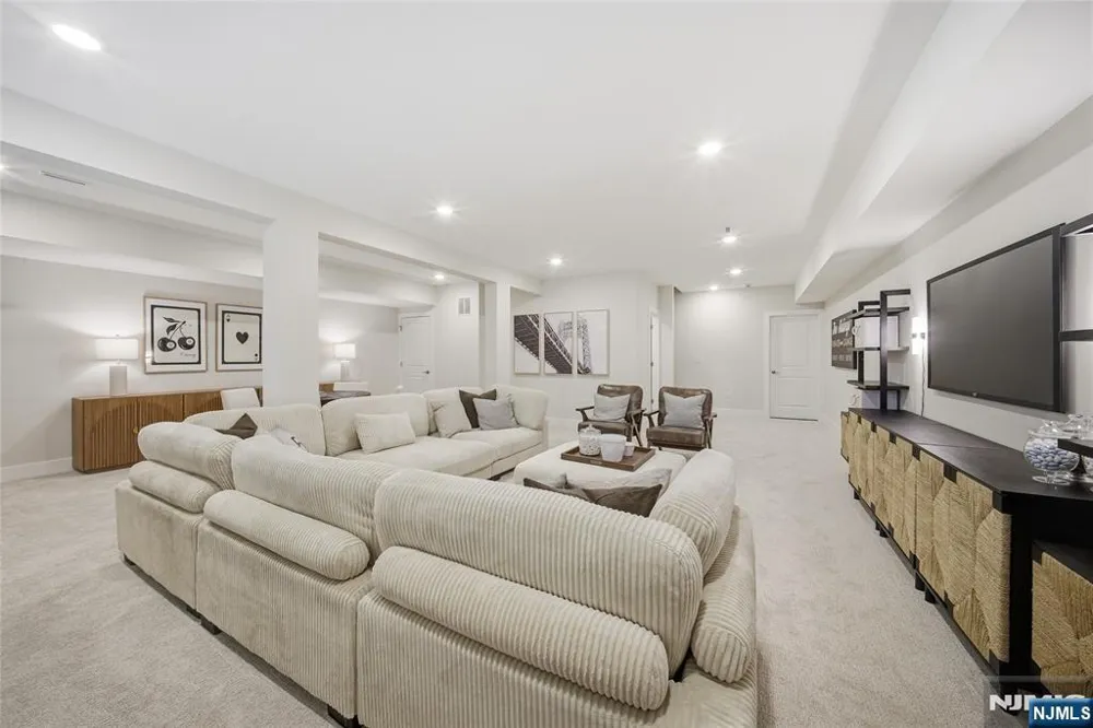 18 Arlington Place Oakland, NJ 07036