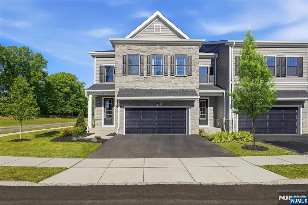 18 Arlington Place Oakland, NJ 07036