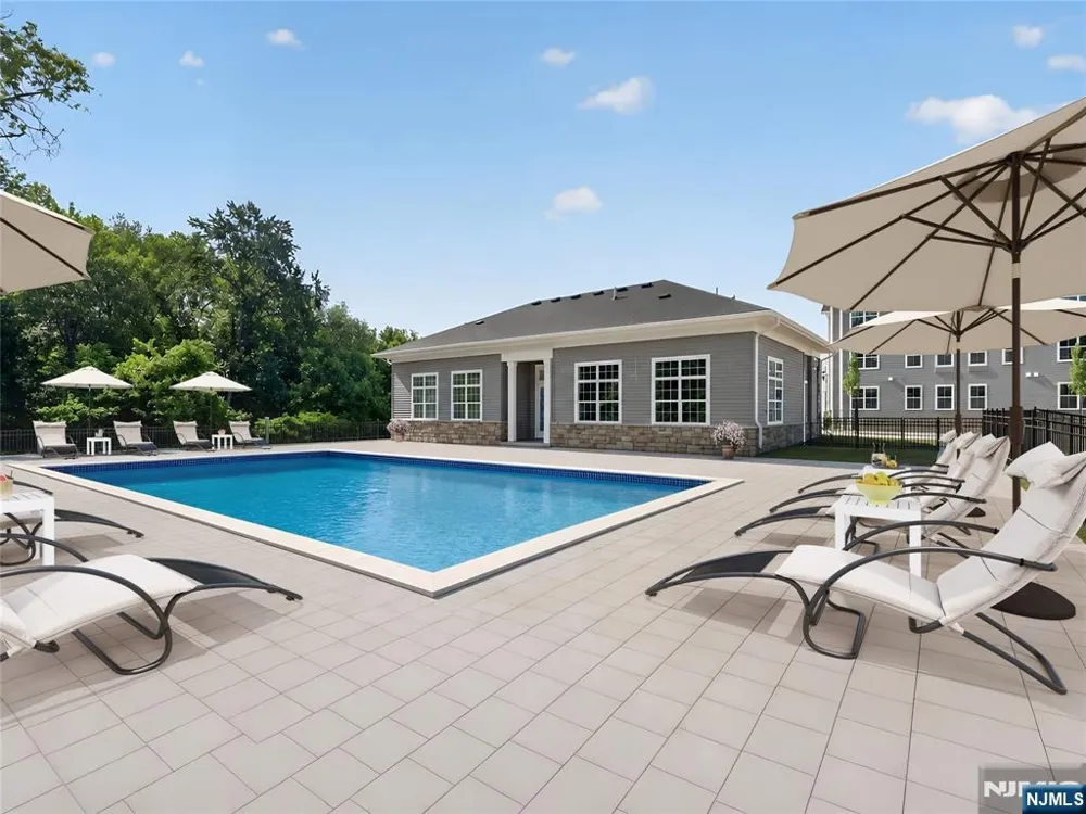 18 Arlington Place Oakland, NJ 07036
