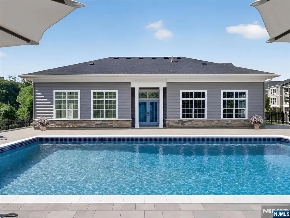 18 Arlington Place Oakland, NJ 07036