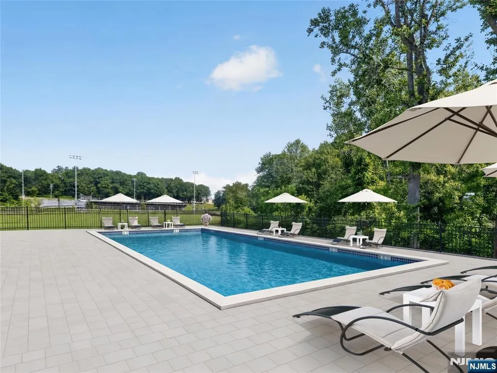 18 Arlington Place Oakland, NJ 07036