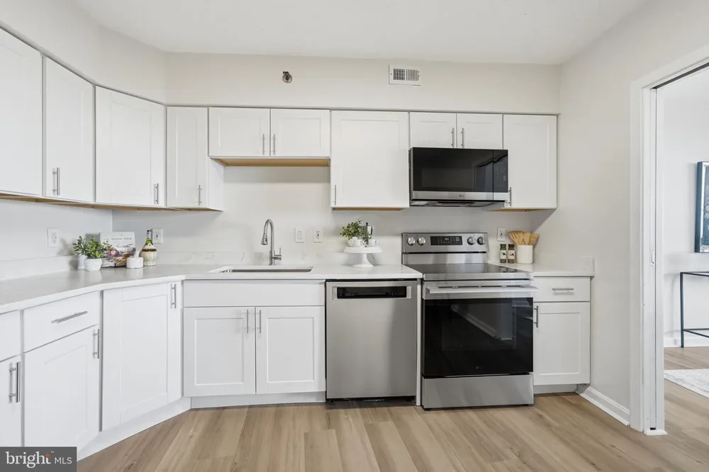 1805 CRYSTAL DRIVE #912S Arlington, VA 22202