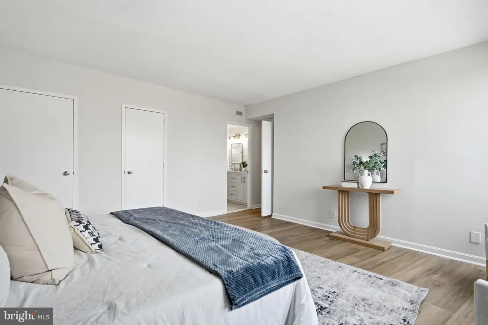 1805 CRYSTAL DRIVE #912S Arlington, VA 22202