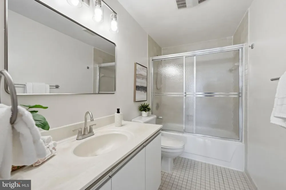 1805 CRYSTAL DRIVE #912S Arlington, VA 22202