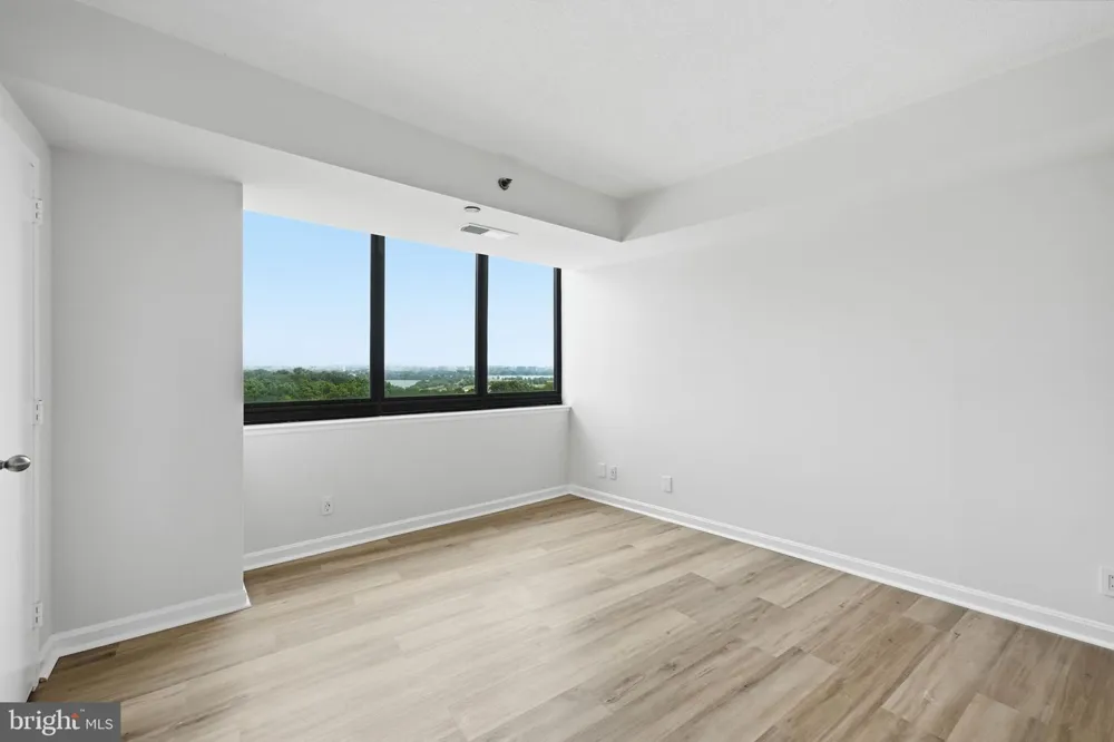 1805 CRYSTAL DRIVE #912S Arlington, VA 22202