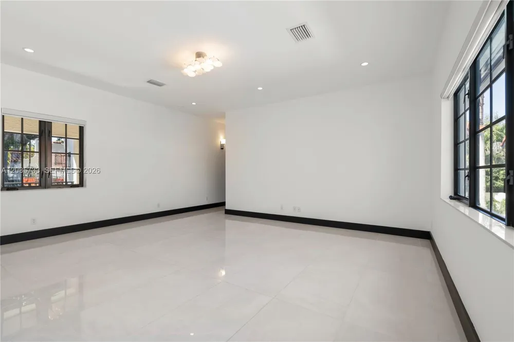 519 Alhambra Cir Coral Gables, FL 33134