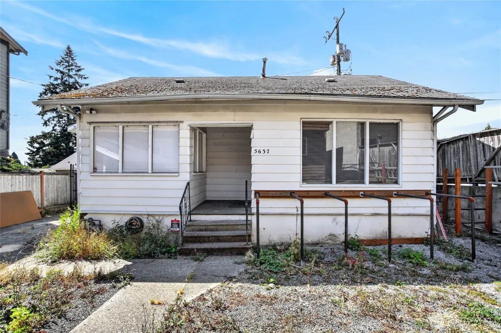 5639 California Avenue SW Seattle, WA 98136